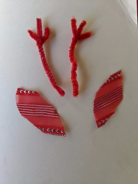 Pinecone Reindeer Ornament - closeup of ribbon ears and pipecleaner antlers