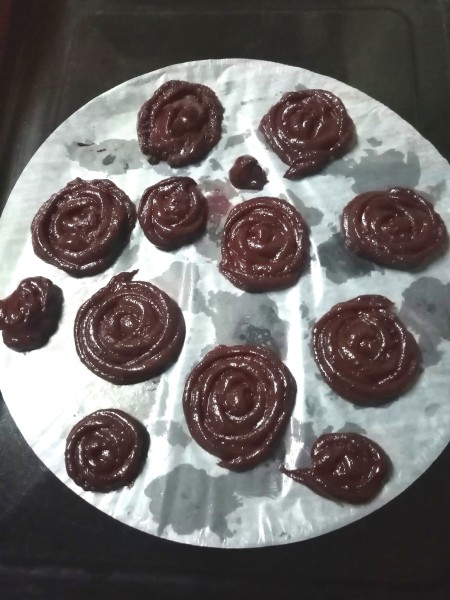 piping cookies onto baking paper Cookies