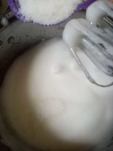 adding sugar to egg white