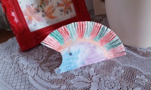 Paper Plate Hedgehog - cute paper plate hedgehog on a lace runner