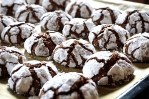 A plate of chocolate crinkle cookies.