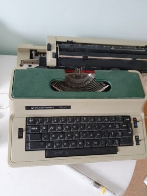 Repairing a Silver Reed 2600 Typewriter  - electric typewriter