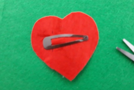 Felt Heart Hair Clip - close the clip