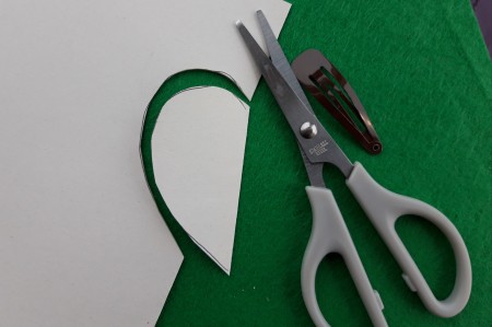 Felt Heart Hair Clip - cut out the paper shape