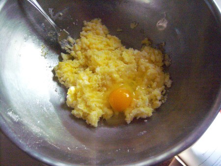 adding egg to butter & sugar