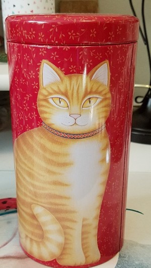A tall slender round tip with a picture of a ginger cat on the front.