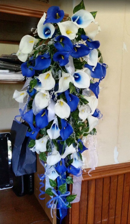 Wedding flowers in white and blue.