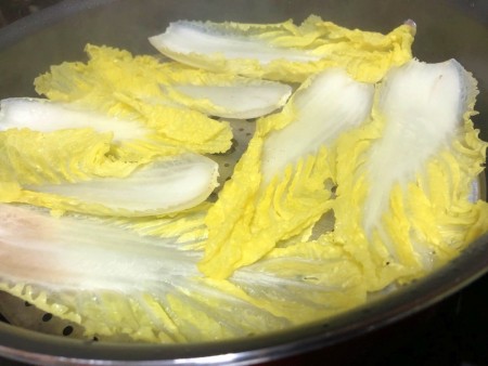 napap cabbage leaves on bottom of steamer