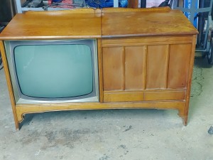 Age and Value of a Vintage GE Console TV - light wood cabinet console TV