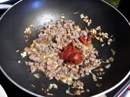 ground meat withsauce & garlic in pan
