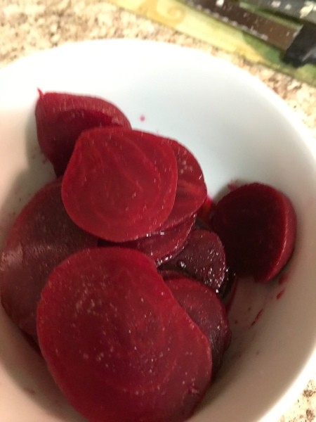 sliced beets in bowl