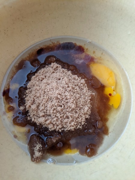 oil, eggs & sugar in bowl