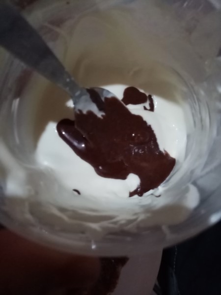 adding mixed Milo to whipped cream