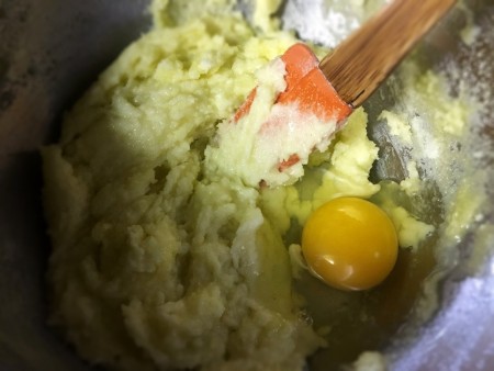 adding egg to butter & sugar
