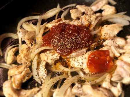 add pizza sauce & spices to chicken