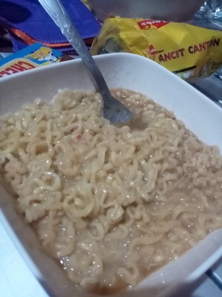 mixing egg & instant noodles