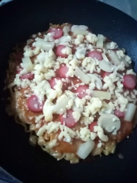 cooked Instant Noodle Pizza