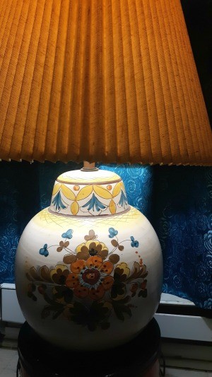 Identifying a Vintage Table Lamp - off white bean pot lamp with floral motif