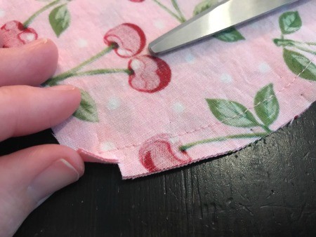 Non-Pleated Face Mask - clip curve at 1/2 inch intervals, repeat with lining