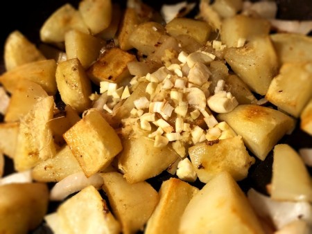 adding garlic & ginger to Potatoes