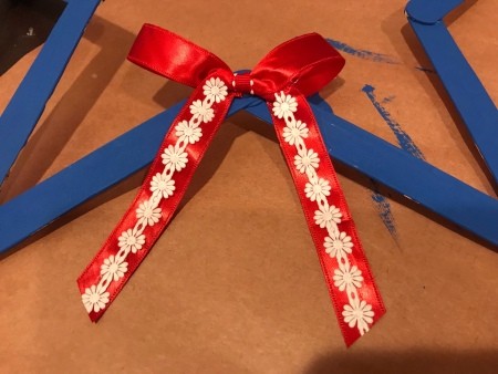 Minimal Star Craft Stick Wreath - closeup of the bow with the white flower decorative ribbon added