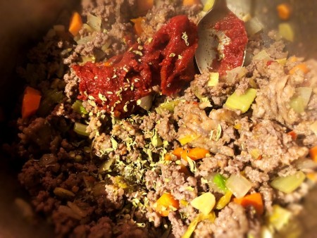 adding sauce to meat & veggies