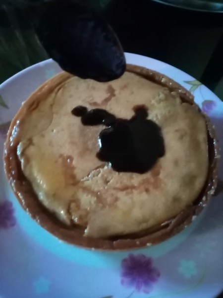 Covering the cake with a chocolate caramel glaze.