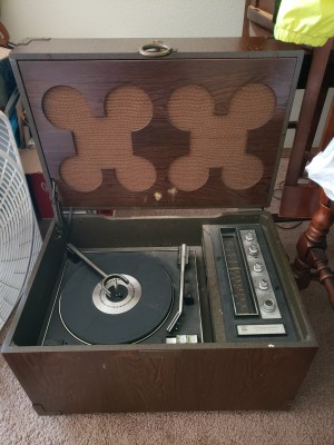 Value of a Vintage Magnavox Record Player - turntable and radio in a flip top box