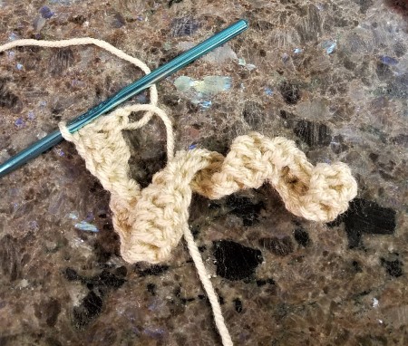 Crocheted Americana Roses - chain with row of double crochet stitches