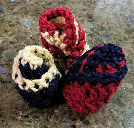 Crocheted Americana Roses - roll first flowers from the un-notched end to the notched end and then pull one half over the other, buds made