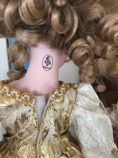 The marking on the back of a doll's neck.