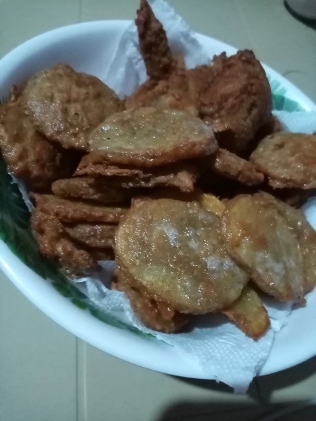 A plate of chicken and mojos.