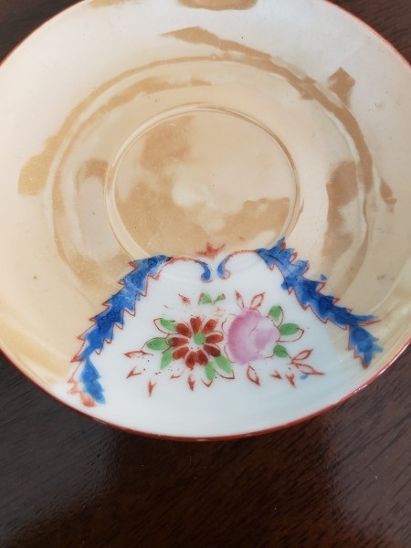A lustrous plate with a colorful decoration.