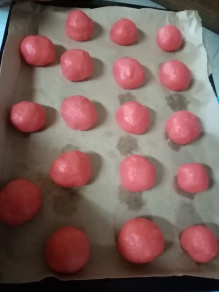 Small balls of pandesesal, ready for baking.