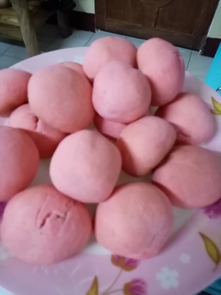 A plate of baked pandesal.