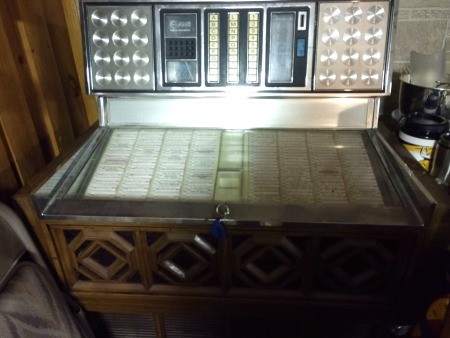 The jukebox, focused on the play options