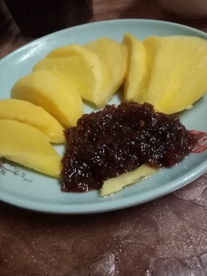 Shrimp paste served with sliced mangoes.