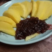 Shrimp paste served with sliced mangoes.