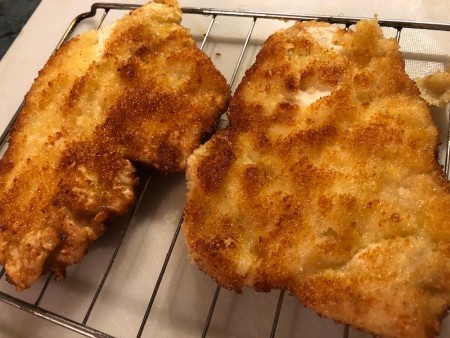 The cooked cutlets on a cooling rack.