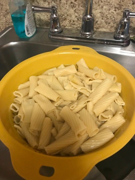 A colander of cooked rigatoni.