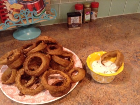 A plate of fried onion rings.