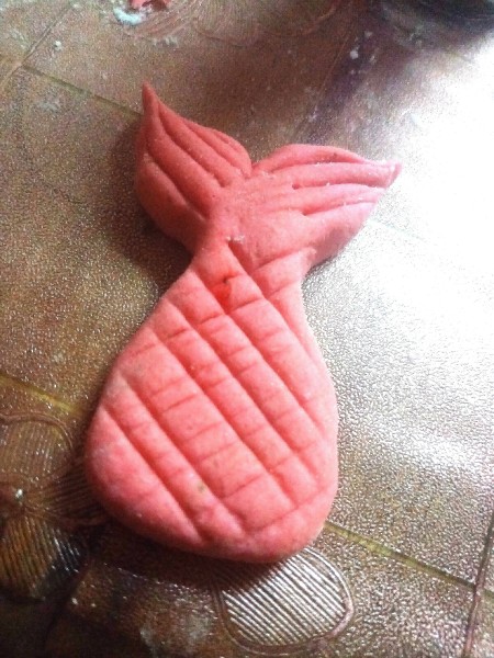 Mermaid Tail Cake Topper (Gumpaste) - flatten the rest of the oval and mark with a criss cross pattern