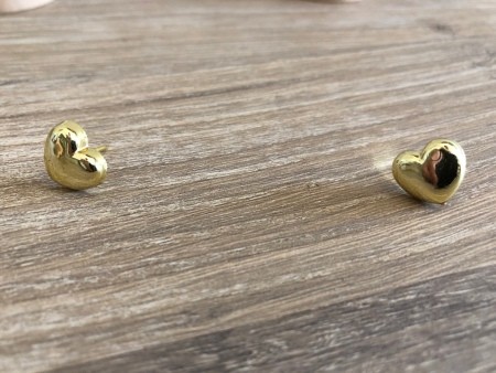 Minimalist Clip Desk Decor - gold colored heart shaped thumbtacks