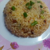 A plate of java rice, garnished with spring onions.