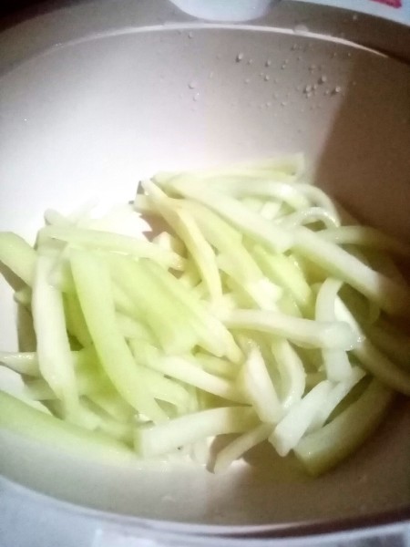 The drained chayote pieces.