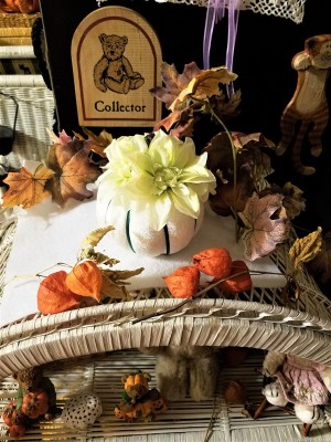 Easy Peasy Pumpkin Decor - pumpkin part of a fall decor setting