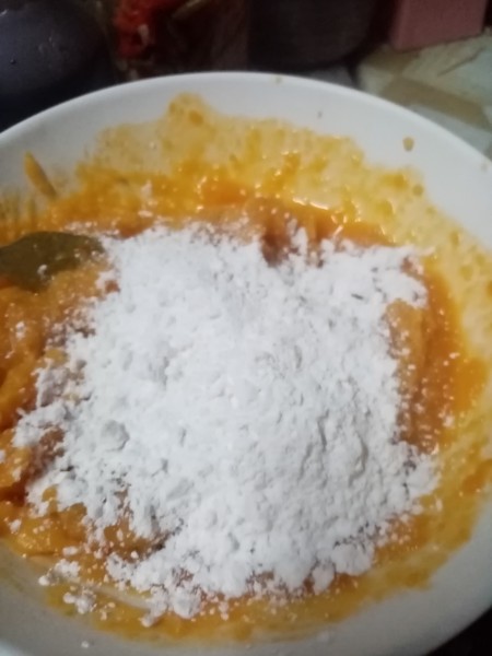 Mixing the squash and potatoes with flour.