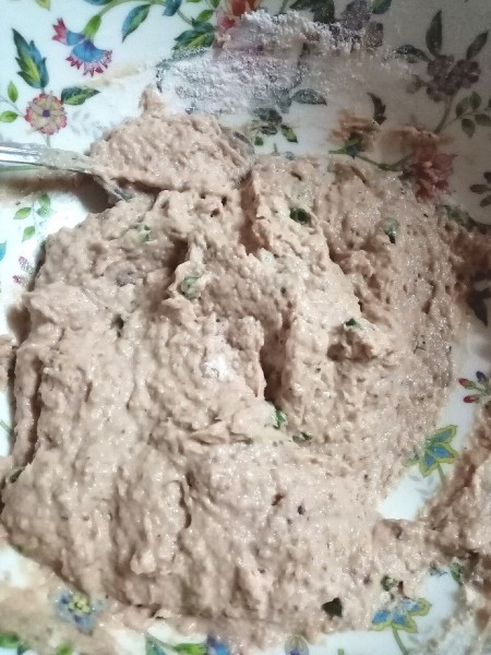 The chili fish paste for making cakes.