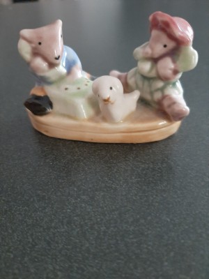 A small figurine featuring animals.