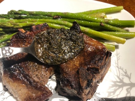 A plate of lamb chops with asparagus.